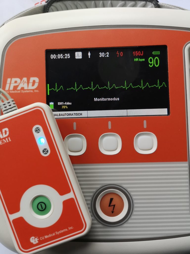 Der AED dient zur Reanimation bei der Ersten Hilfe